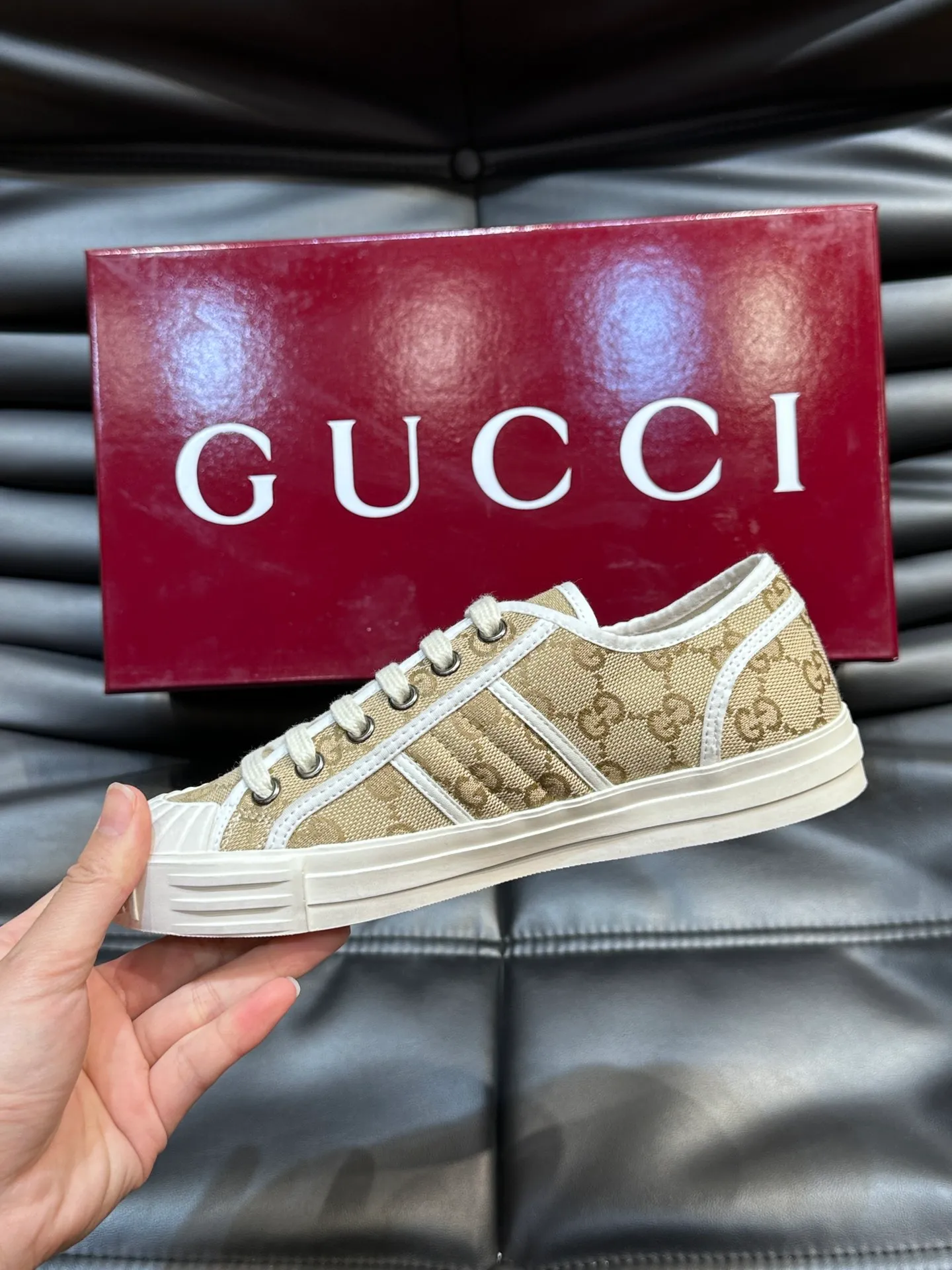 Men's shoes 💰p360 "GUUC*" Couple model 👫GG printed canvas sneakers, this sneaker is from the Gucci Lido series, and its design is inspired by the summer style and beach clubs of the Italian coast. The early autumn series reinterprets the brand's classic design elements and exquisite patterns from a modern perspective. These low-top sneakers are crafted from the brand's original fabric, the classic GG printed canvas, with a slightly distressed effect around the rubber sole. The GG pattern and logo are cleverly integrated into the sole, and the toe is embellished with an embossed Gucci logo. The towel insoles are decorated with brand logo leather labels, are light, comfortable and breathable for the feet, and come with a full set of original packaging! Size: Female 35-40 Male 38-45 (46 customized)